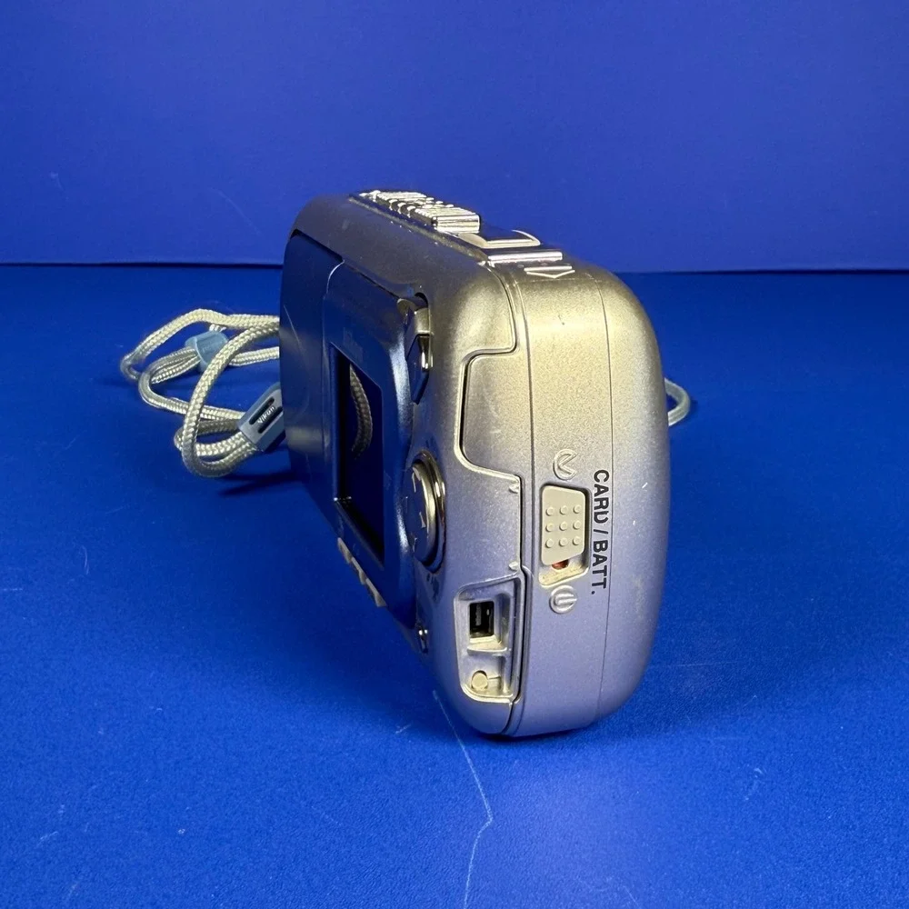 Nikon Coolpix 2500 Digital Camera Silver Blue Swivel Lens E2500 with Hard Case